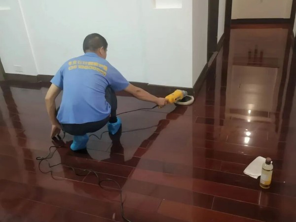 武漢格麗雅家政專(zhuān)業(yè)地板打蠟