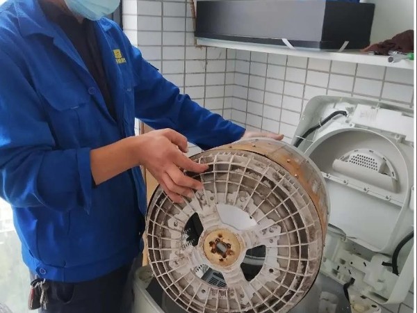 用洗衣機(jī)洗衣服，洗之后比洗之前更臟，原來(lái)是因?yàn)樗?！武漢洗衣機(jī)清洗